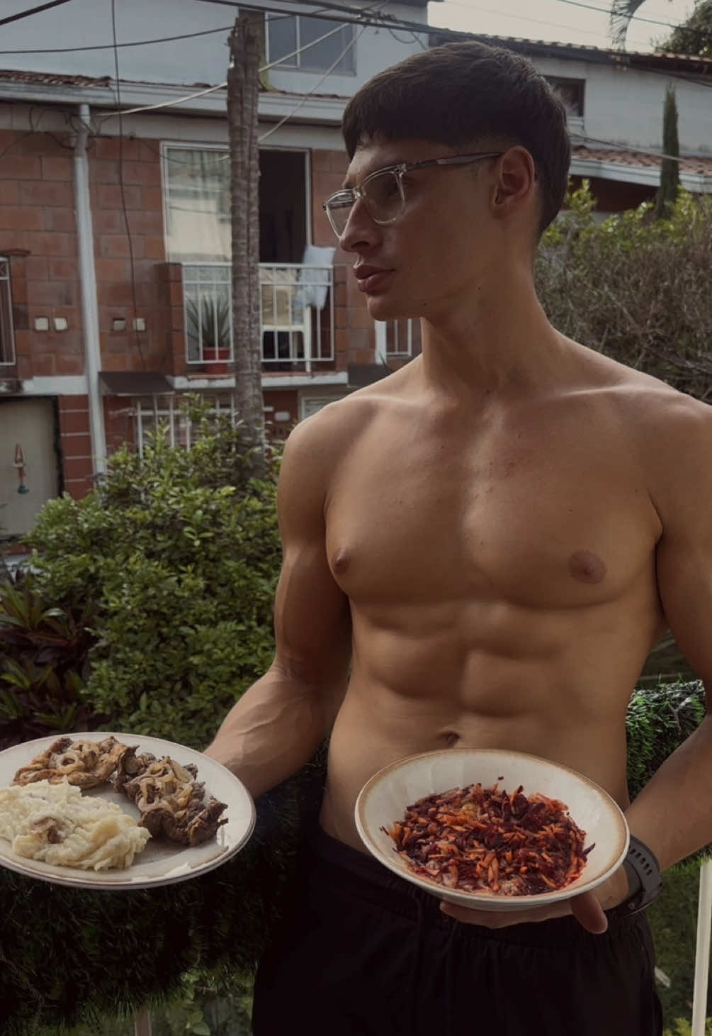Alejo Miranda preparando su plan de nutrición, mostrando su enfoque en alimentación personalizada