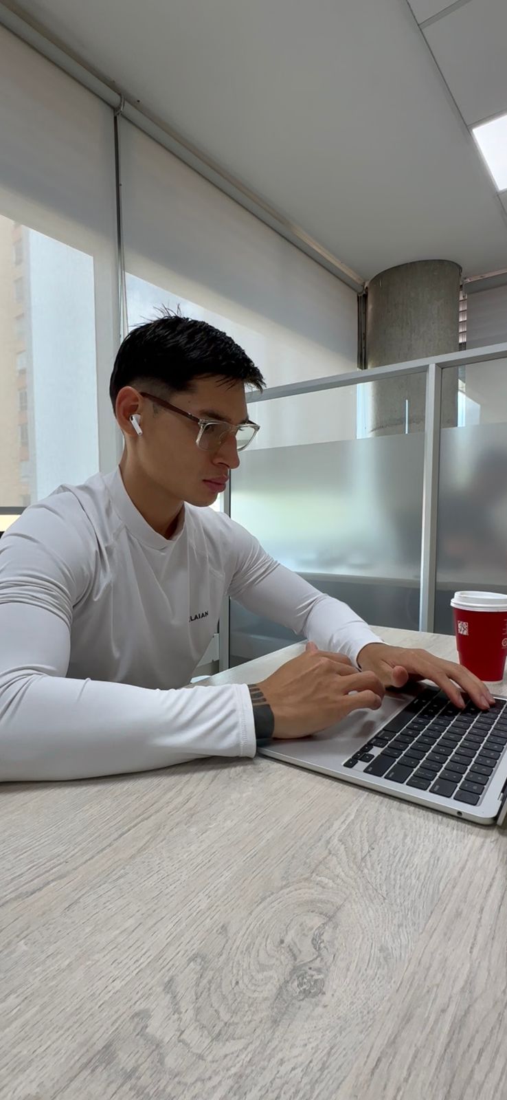 Alejo Miranda trabajando en su laptop — disciplina y mentalidad de alto rendimiento